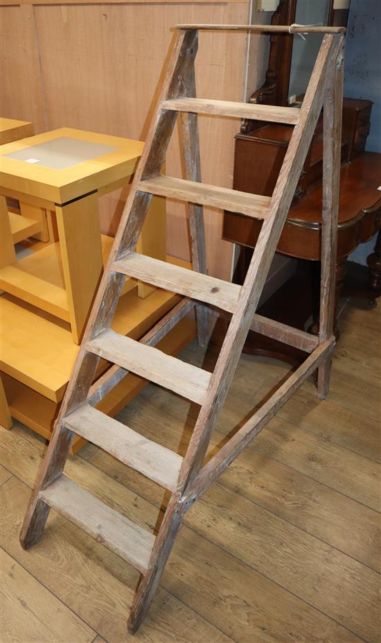 A set of vintage pine library steps H.132cm